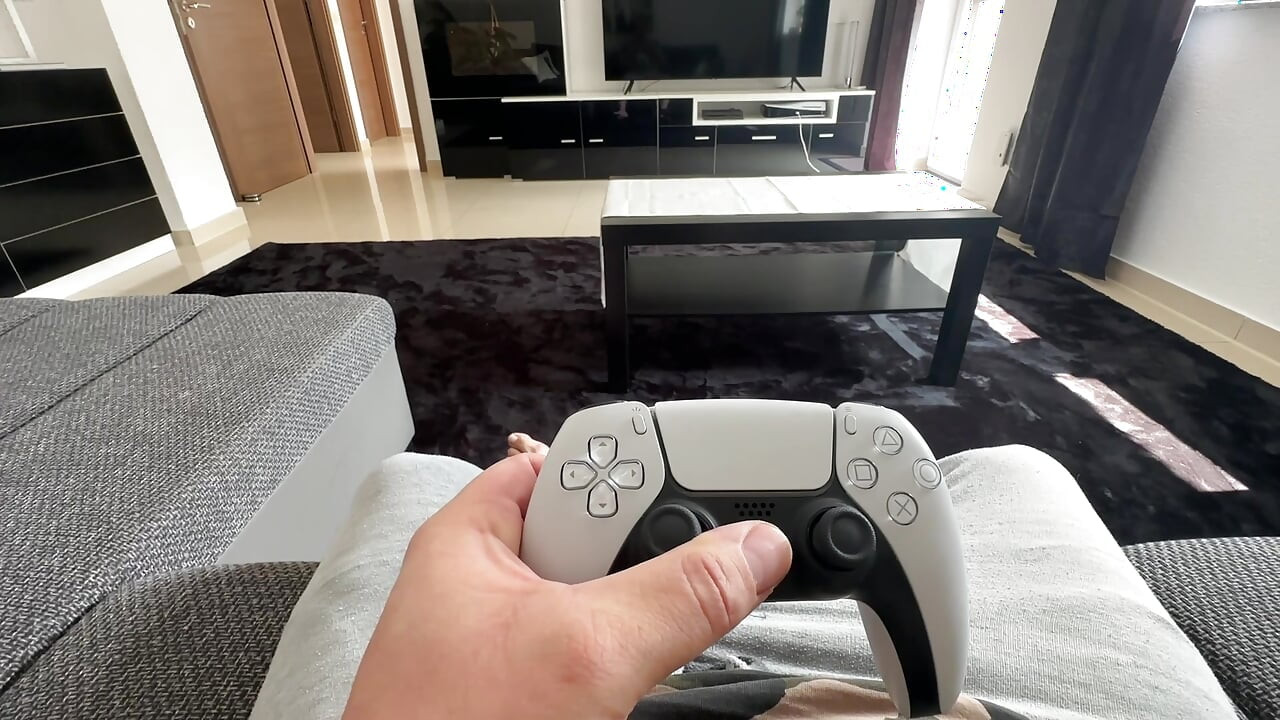 Odłóż pilota z chłoju! Ssę jego kutasa pustego! Pozwól mi być twoją zabawką!