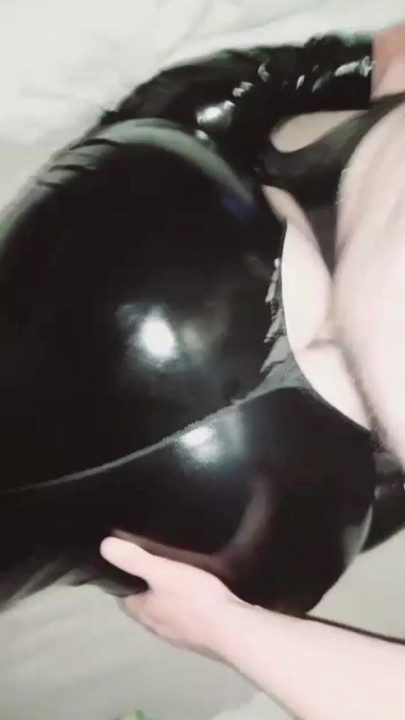 Žena u PVC-u jebe muškarca dok je muž na poslu