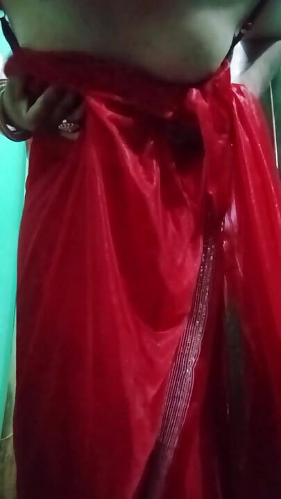 Indian Gay Crossdresser Bottom Gaurisissy Presarea sânii ei mari și se simte excitat în sari roșu cu Jwellery grele
