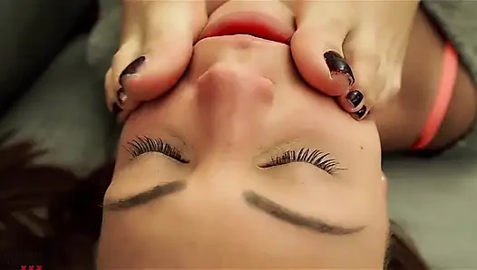 Mükemmel tabanlara iki ateşli hatun tapıyor