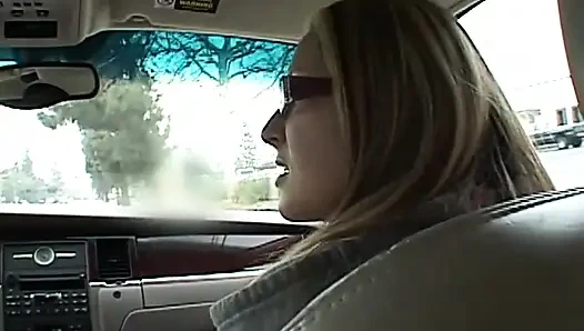 Güzel genç amcıklı amatör götten sikiliyor ve ağzına büyük yarakla boşalıyor