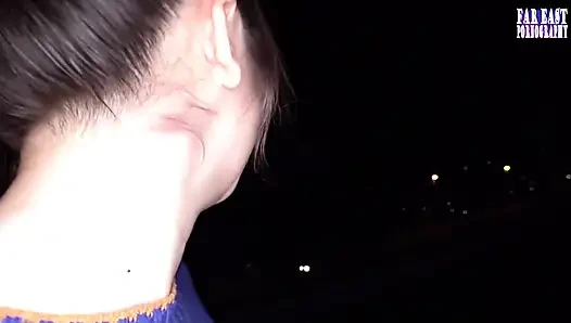 Spritzige schande neckt mit einer lächelnden schönheit, die sich in einem wilden nassen platzt teil.4