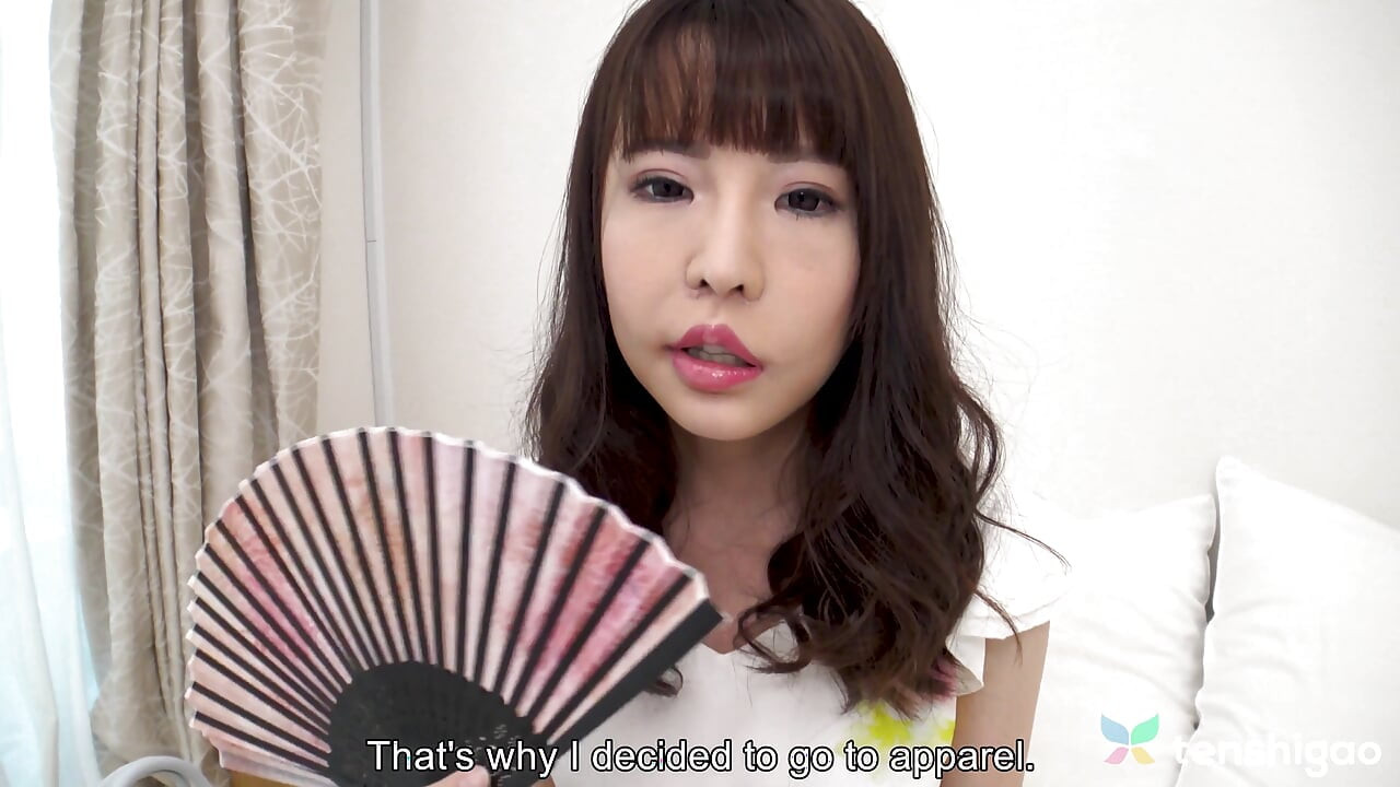 Η Aya είναι μια μοναχική μαγαζί που της αρέσει να πηγαίνει σε καφετέριες με γάτες