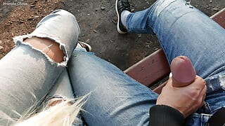 Djevojka se iznenadila kad je vidjela tipa kako drka kurac u parku i pomaže mu da svrši