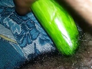 Komkommer is in de kont gedaan na het zien van de schoonzus