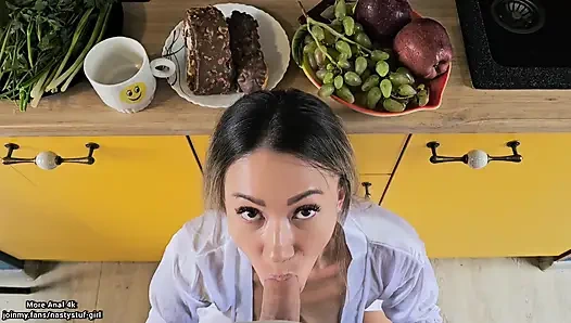 Heiße anal liebende stiefmutter bevorzugt einen harten schwanz in beiden Löchern zum frühstück