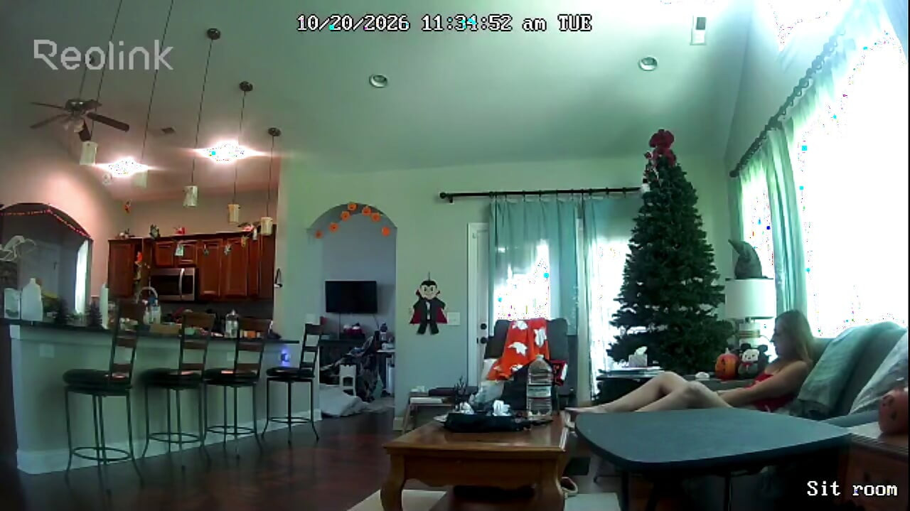 Camera vangt MILF die met haar kut speelt op de bank