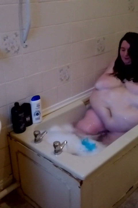 Sbbw attempts to take a bath, can she fit?