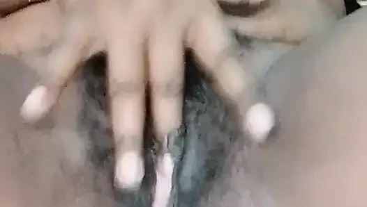 Hintli üvey anne tam nide pissy parmaklıyor ve memelerinde süt gösteriyor