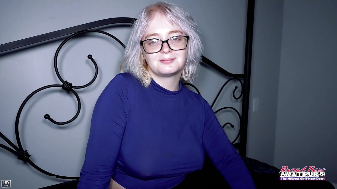 Annie Archer의 풍성한 매력적인 금발은 젖은 엉덩이를 핥고 격렬한 애널을 핥아!