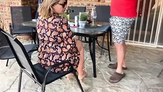 Aldatan evli kadın açık havada yarak emiyor