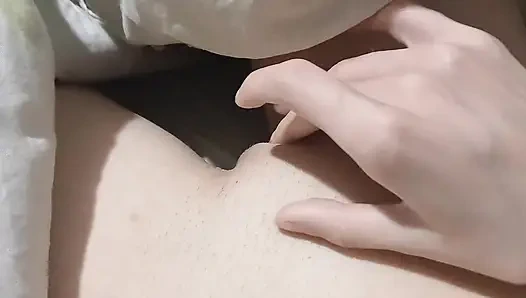 Geceleri üvey kız kardeşimin yanında yorganın altında riskli bir şekilde mastürbasyon yapıyorum