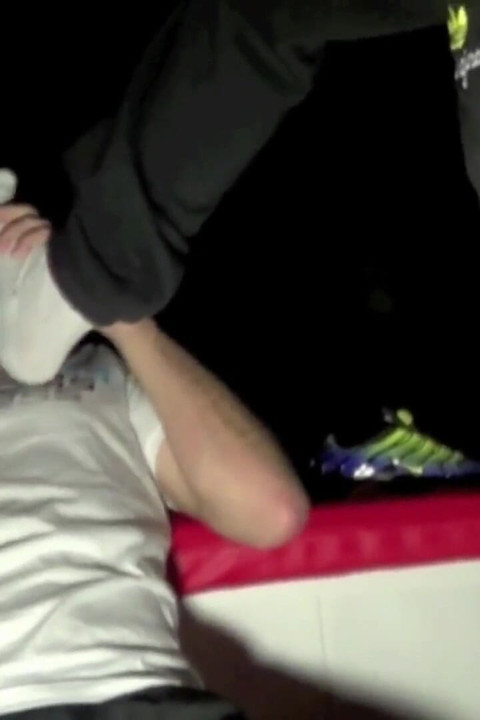 マリクの2 badboys友人にスニーカーで犯される