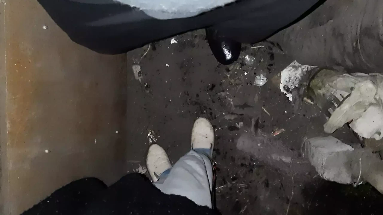 散步后，两个陌生人农村女孩在谷仓里用下流话激情性交 - Lesbian-Candys