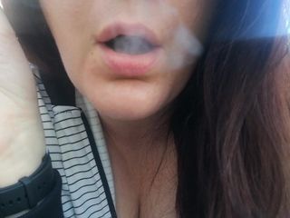 Fume des cigarettes super sexy avec Nicoletta