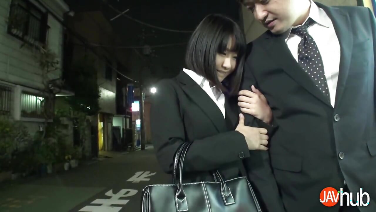 Mari Koizumi es una zorra de oficina que monta la polla de su jefe