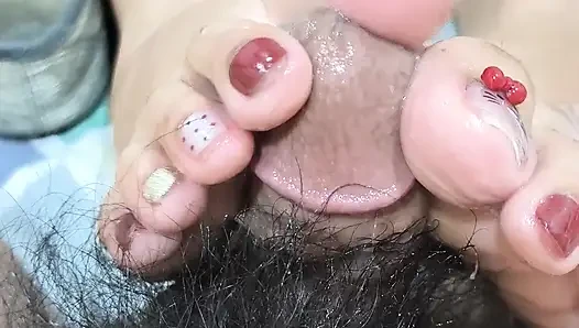 Acoletteyyy'nin dollshoes'tan taze bared ayakları yarak kafasını o kadar gıdıklıyor ki boşalmasından sonra onu sertçe boşalttı