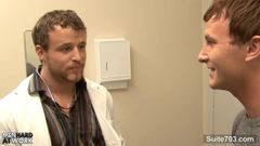 Paciente sexy follada por médico gay