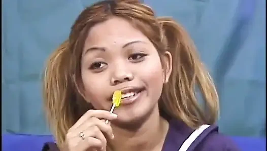 Pelacur muda Asia dientot di memeknya yang basah