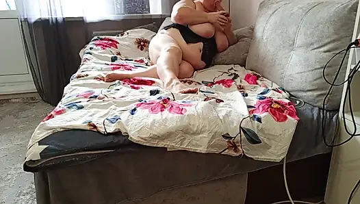 Eine stiefmutter mit einem großen runden arsch, einer haarigen fotze und riesigen titten inszenierte eine sexshow