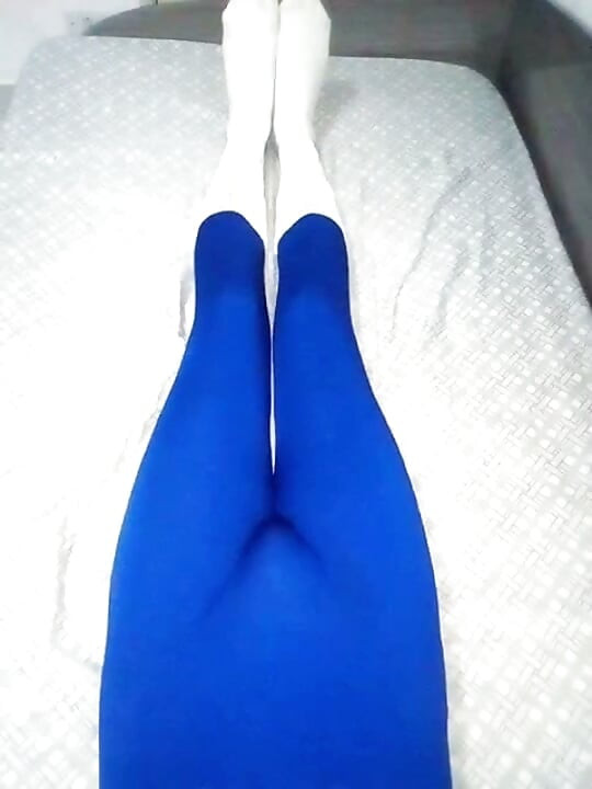 Plezier thuis in een blauw Zentai-pak met sokken