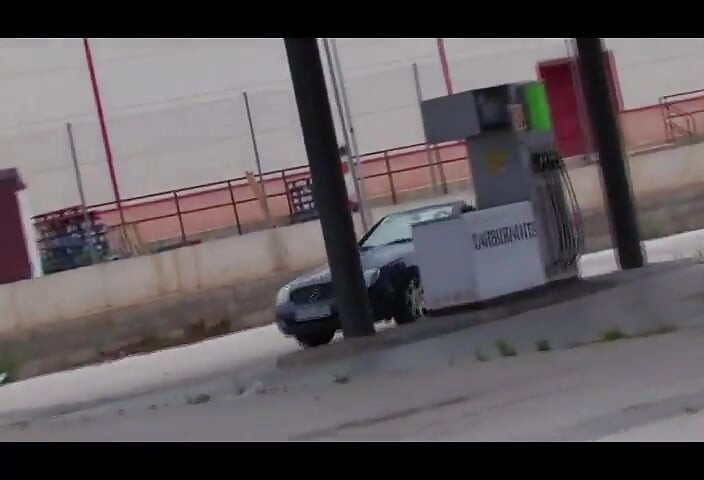 Scopata nel parcheggio all'aperto esposto