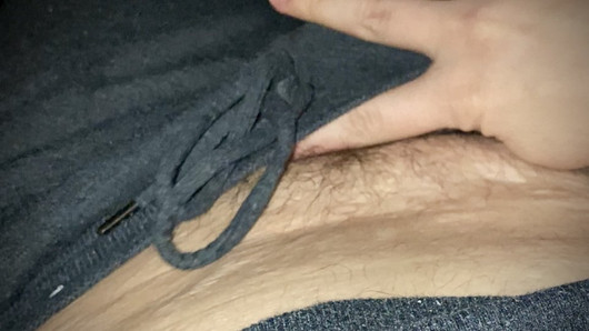 Trans -man speelt met clitoris in grijze joggingbroek