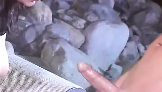Evli kadın havuz başında uzun saçlı aygırdan derine alıyor