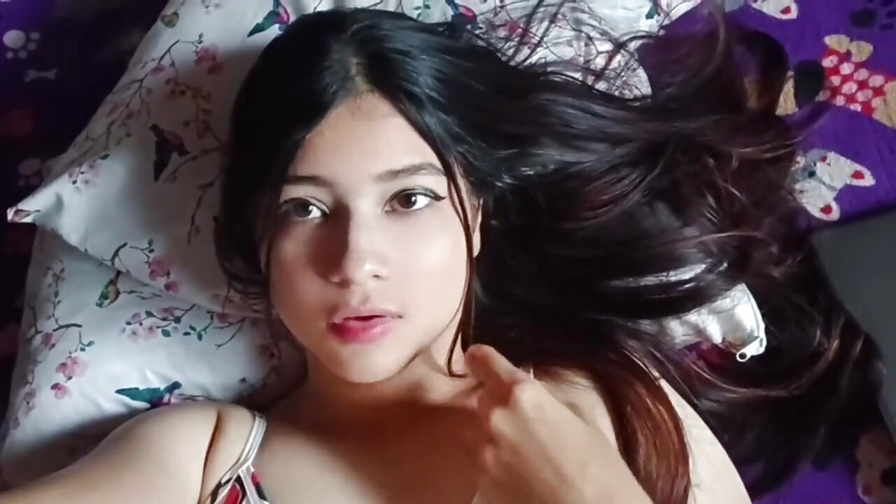 Latino tinejdžerka se pokazuje