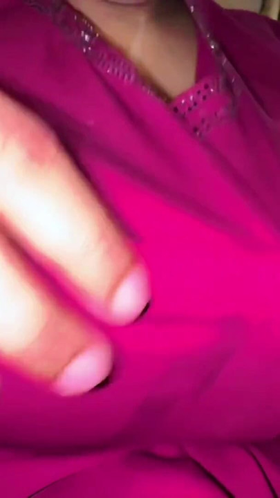 微胖的阿拉伯穆斯林女学生在做爱后撒尿，现在她想要来自继母的更多和更多的粗暴性爱 | 短片 2