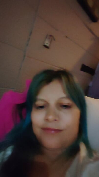 Lusi masturbiert vor anderen männern vor der webcam, während ihre ehefrau