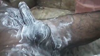 Une Indienne avec une énorme bite noire jouit en se baignant