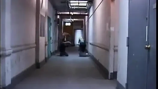 İri göğüslü sarışın kadın esaret zindanında baştan çıkarıcı kadınlar tarafından azdırılıyor