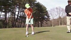 ゴルフ熟女プレーヤーは、穴を逃した場合、相手の夫とセックスしなければならない。本物の日本人セックス