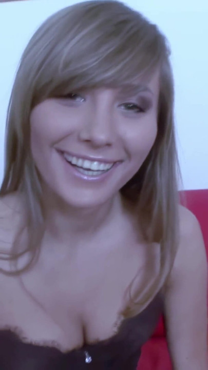 Darina: Si blonde cantik dikongkek secara literal