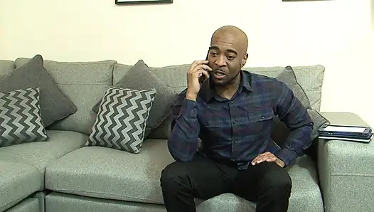 Cewek pantat besar bertato panas disodok oleh bbc-nya di lantai