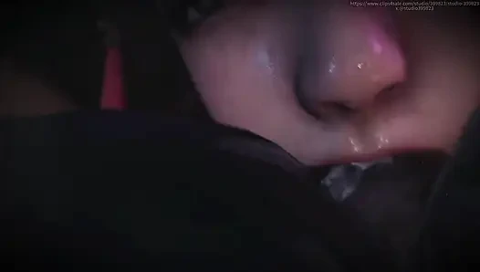 B028 köle küçülmüş ve daha sonra Asya tanrıçasının göğüsleriyle oynuyor. Yüze oturma, osurma, dil yalama, ayak yalama