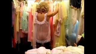 Caminhando com roupa íntima feminina