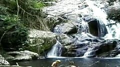 Vintage video av två heta killar som har sex nära floden