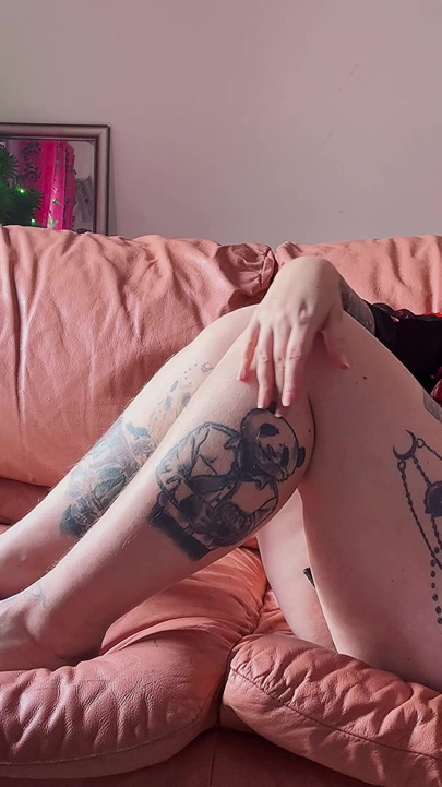 Ignorate totalmente, mientras me estás mirando con piernas largas y pies descalzos