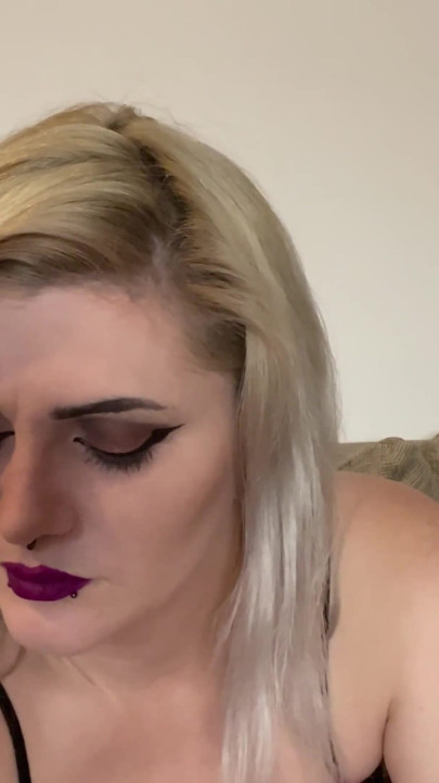 Chica gótica malolienta necesita limpiar sus axilas