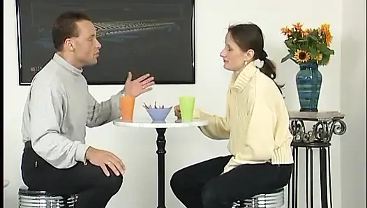 Милфа сосет огромный дилдо, затем сидит на нем, глубоко в ее киске