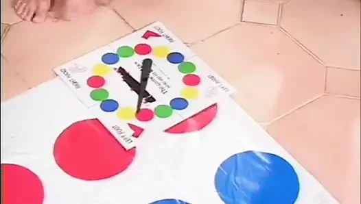 Хорошенькая крошка-блондинка с большим хуем сосет киску и трахается в тройничке... сперма на сиськах