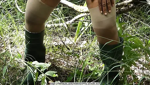 Mit einer hundeleine im wald