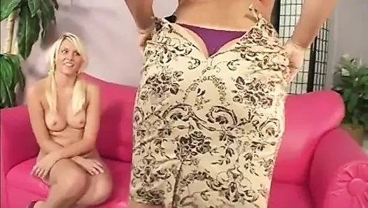 Vollbusige blonde mutter und teenager mit dickem arsch von geilem typen im dreier gefickt