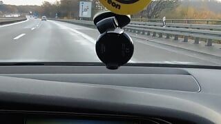 Na autostradzie bawi się mokrą cipką CZĘŚĆ 1