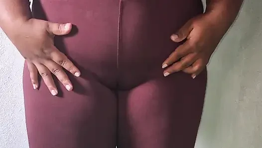 Arkadaşımın ateşli annesi spor salonuna gitmek için tayt giyiyor