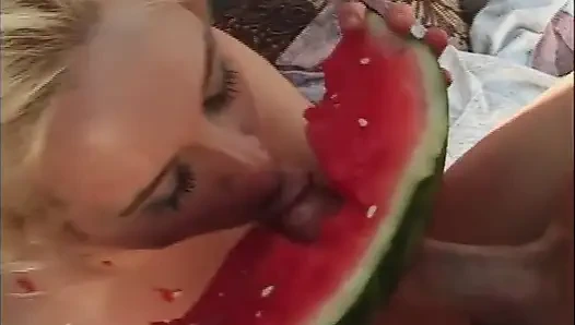 Pirang cantik dengan melon besar dibantu oleh tetangga