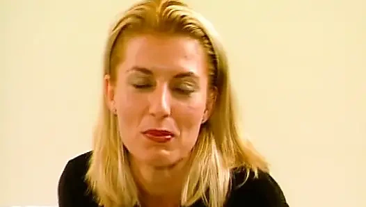 Крошка-блондинка из Германии показывает свое идеальное тело в нижнем белье