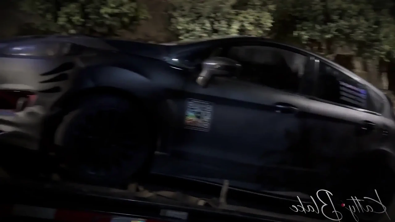 Chúng tôi đụ bên trong một chiếc xe kéo trong khi xe của chúng tôi đang được lái